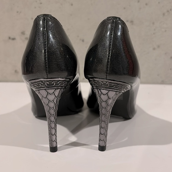 J. Renee’ Maressa Smoke Gray Patent Leather Ornate Heel Pointed Toe Pump - Sz 6 - Picture 8 of 9